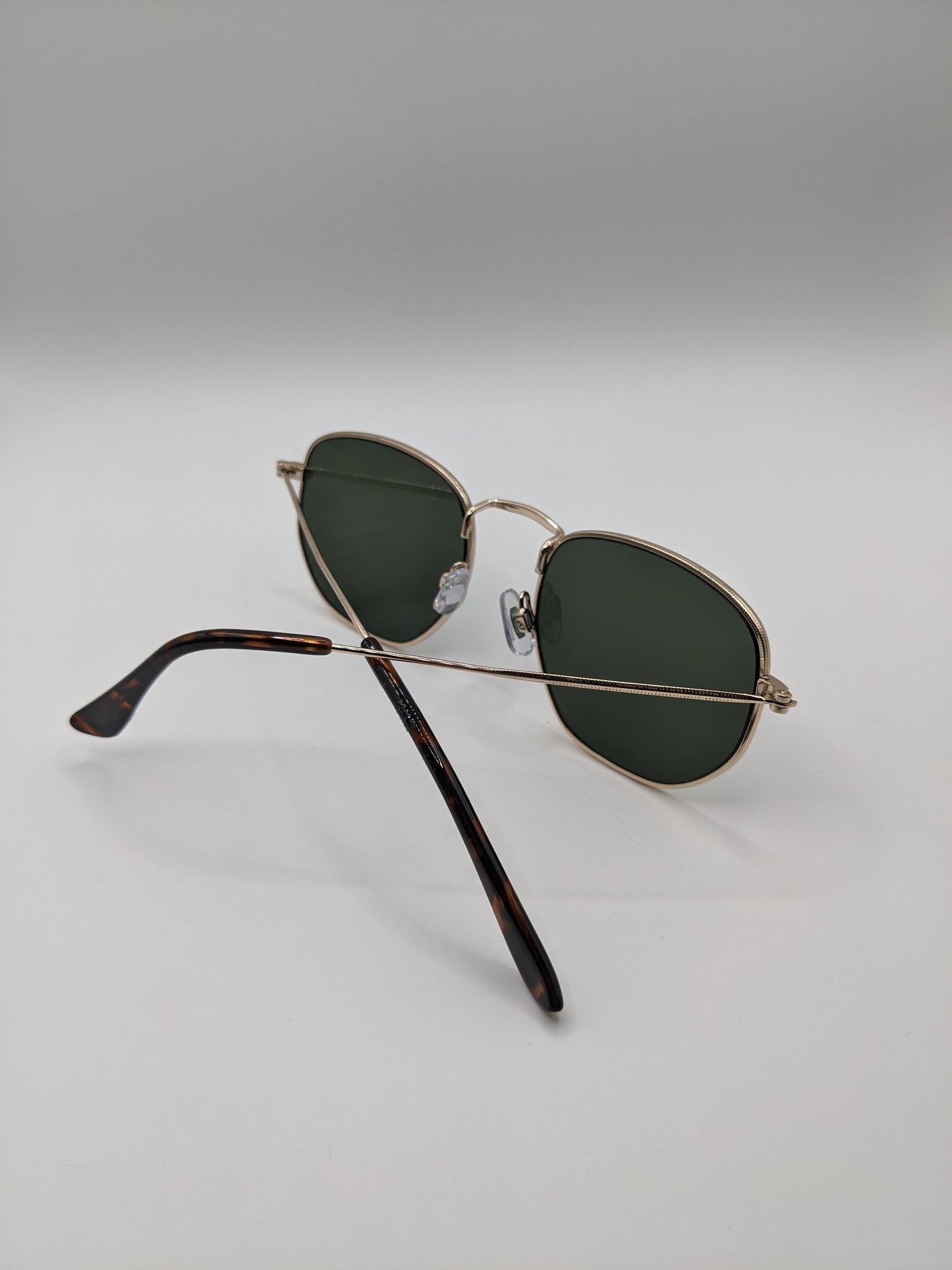 Angled round sunglasses